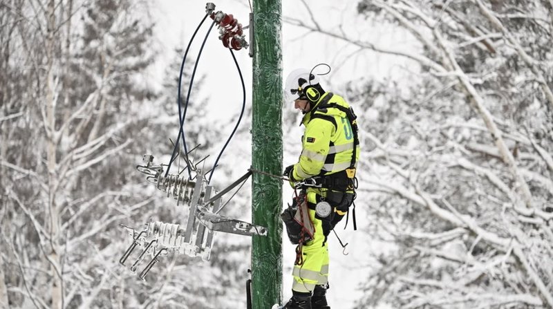 Reparationsarbeten utförs på luftburna elledningar efter stormen Johannes och ovädret Anna i Gävleborg. Foto: Anders Wiklund/TT